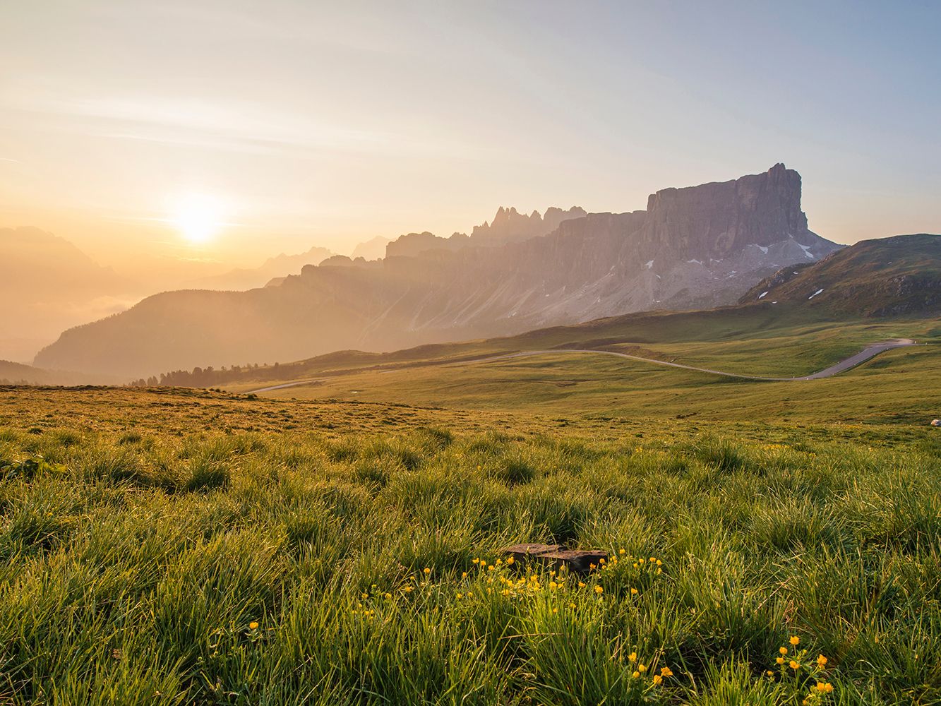 Landschaft mit Bergen im Hintergrund